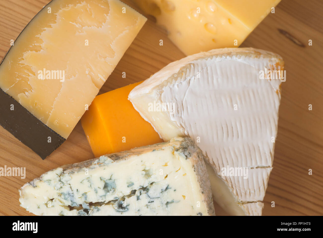 verschiedene Arten von Käse auf Holztisch Stockfoto