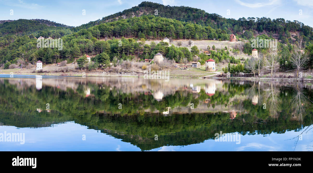 Panoramablick auf steinernen Windmühlen und Wald Spiegelung auf dem Wasser. Cubuk See in der Nähe von Göynük Provinz in der Türkei Bolu. Stockfoto