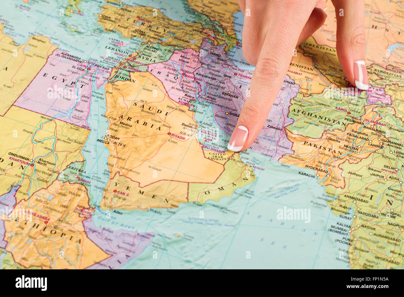 Frau Finger deutet auf VAE. Weibchen zeigt VAE im Atlas. Kleines, aber gut entwickelten Land. Mächtigen Anführer der Ölindustrie. Stockfoto