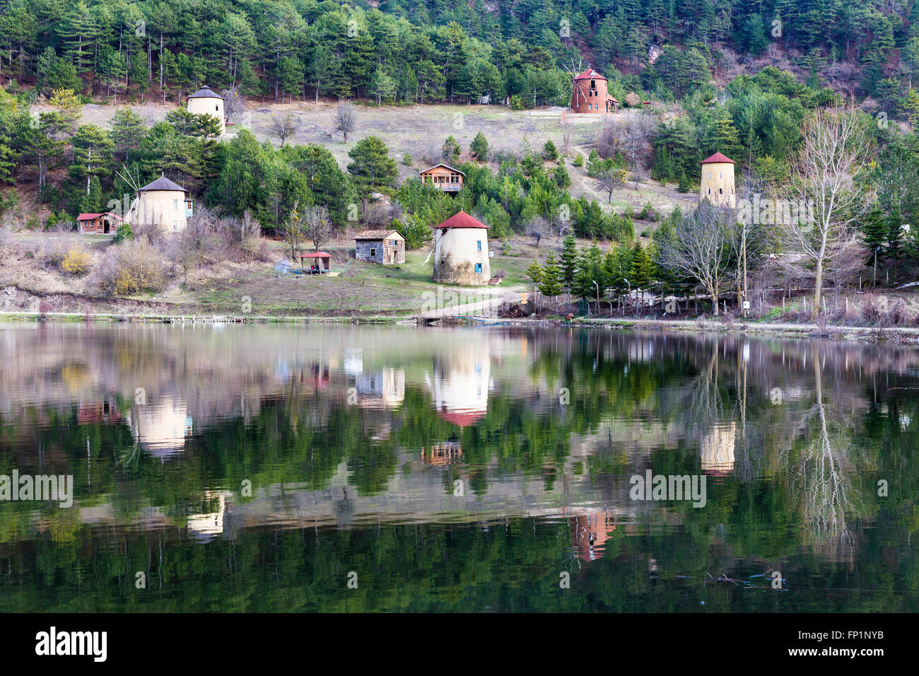 Blick auf steinernen Windmühlen und Wald Spiegelung auf dem Wasser am Cubuk-See in der Nähe von Göynük Provinz in der Türkei Bolu Stockfoto