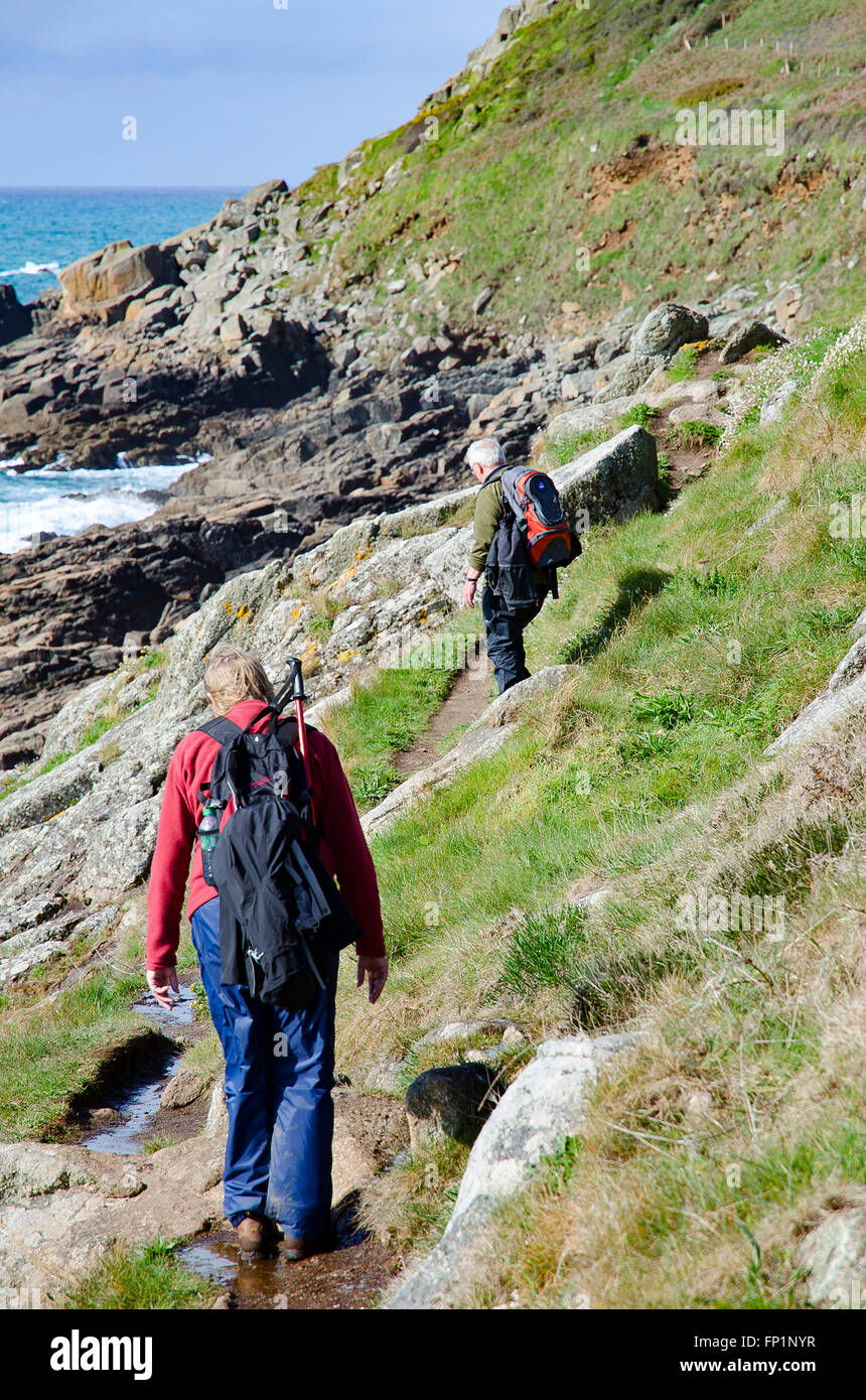 Menschen zu Fuß auf der Südwest Küste Wanderweg in der Nähe von später in Cornwall, England, UK Stockfoto
