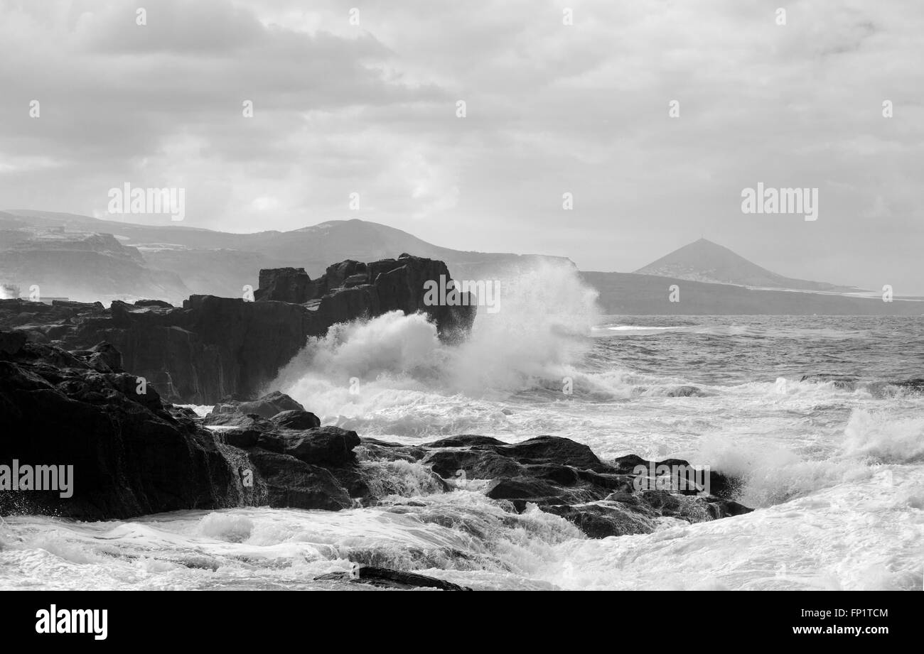 schäumende Wellen an der Küste im Norden von Gran Canaria, Banaderos Bereich Stockfoto