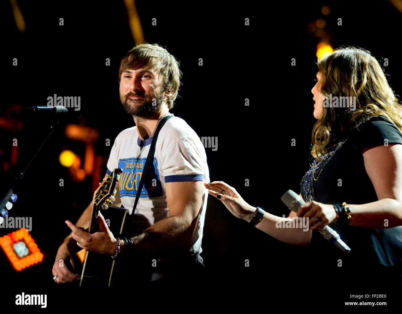 Dave Haywood & Hillary Scott von der Country-Musik-Gruppe "Lady Antebellum" Performing beim CMA Music Festival in Nashville Stockfoto