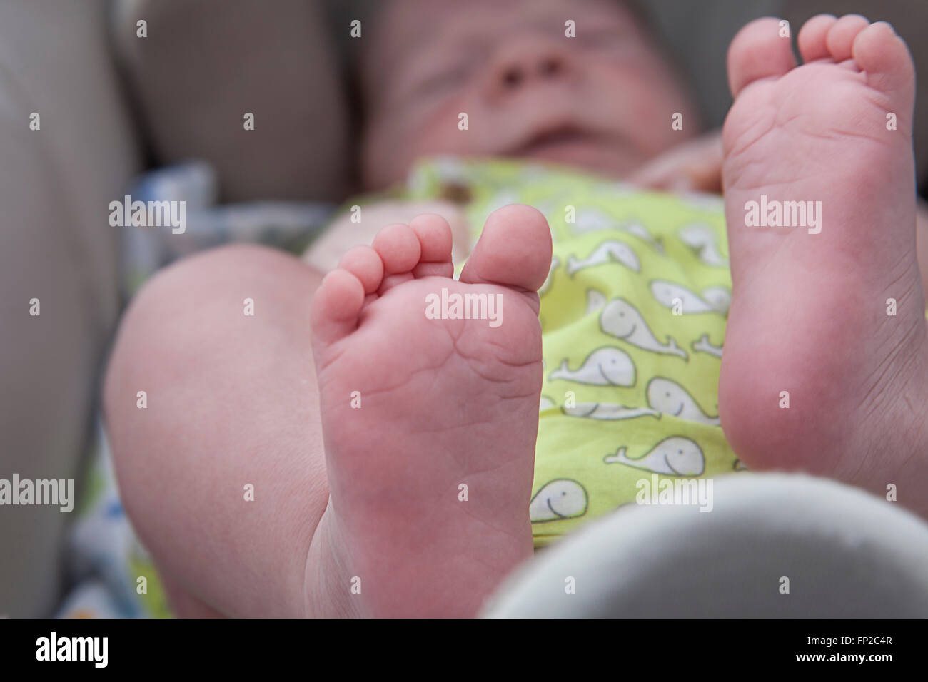 Mollig Füße eines neugeborenen Jungen im Kinderwagen unterwegs einen Spaziergang draußen auf der Straße Stockfoto