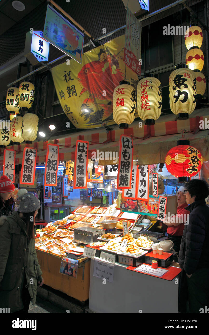 Japan; Kyoto; Nishiki-Lebensmittel-Markt, Shop, Menschen, Stockfoto