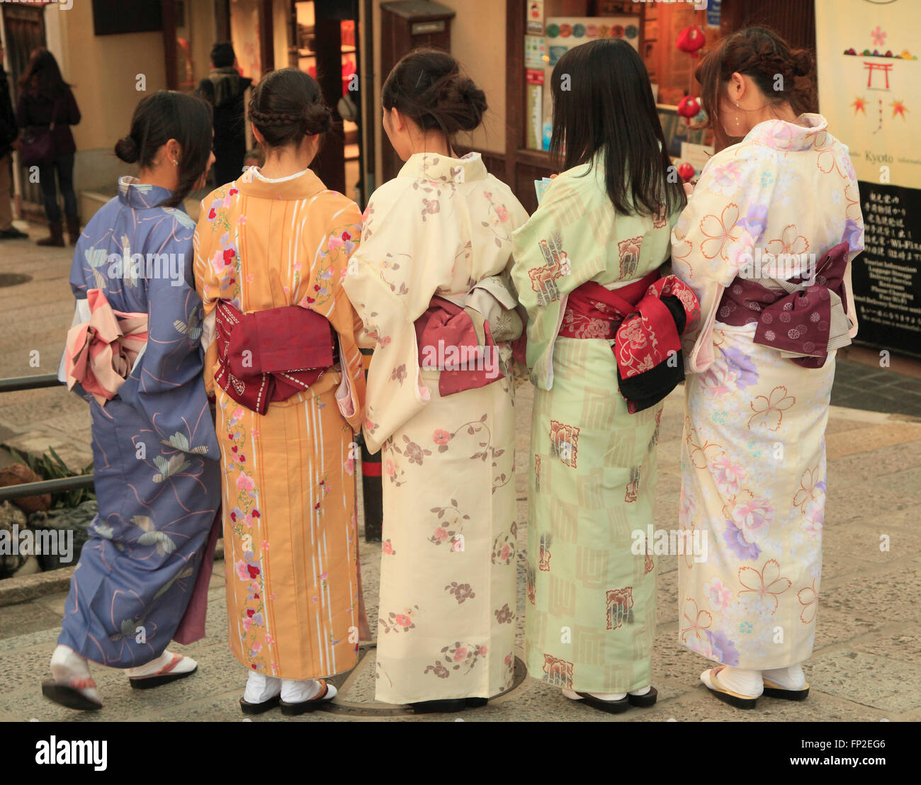 Japan; Kyoto; Frauen im kimono Stockfoto