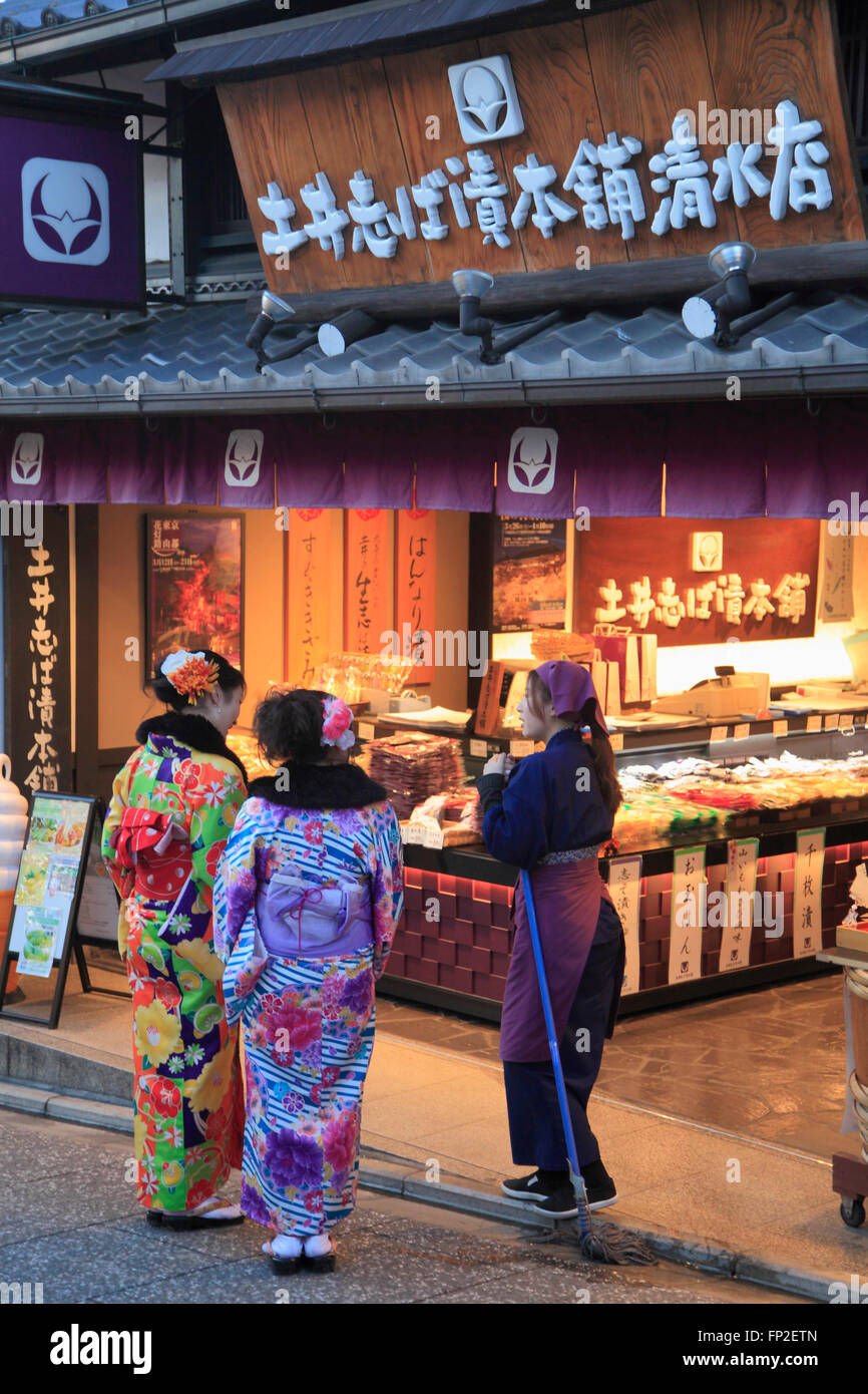 Japan; Kyoto; Higashiyama, Straßenszene, Shop, Menschen, Stockfoto