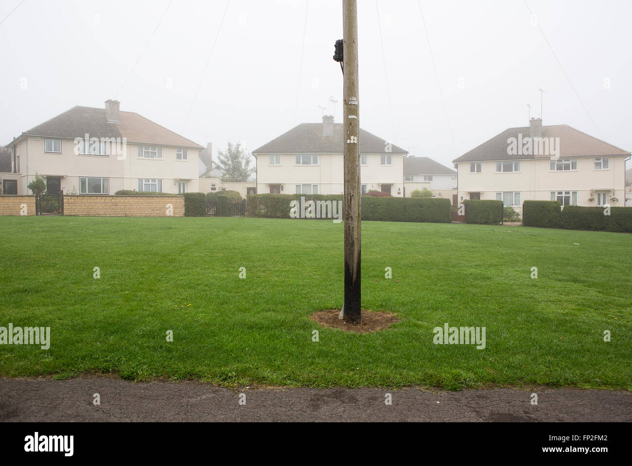 Ein Anwesen in Cirencester im Vereinigten Königreich ganz Gehäuse und leer im Morgennebel. Stockfoto