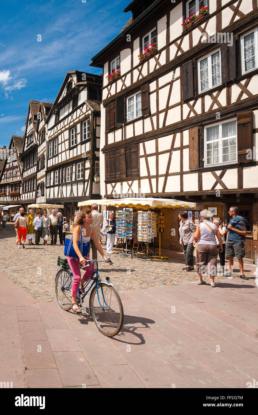 Fachwerkhäusern und Restaurants im Viertel Petite France der Stadt Straßburg, Elsass, Frankreich Stockfoto