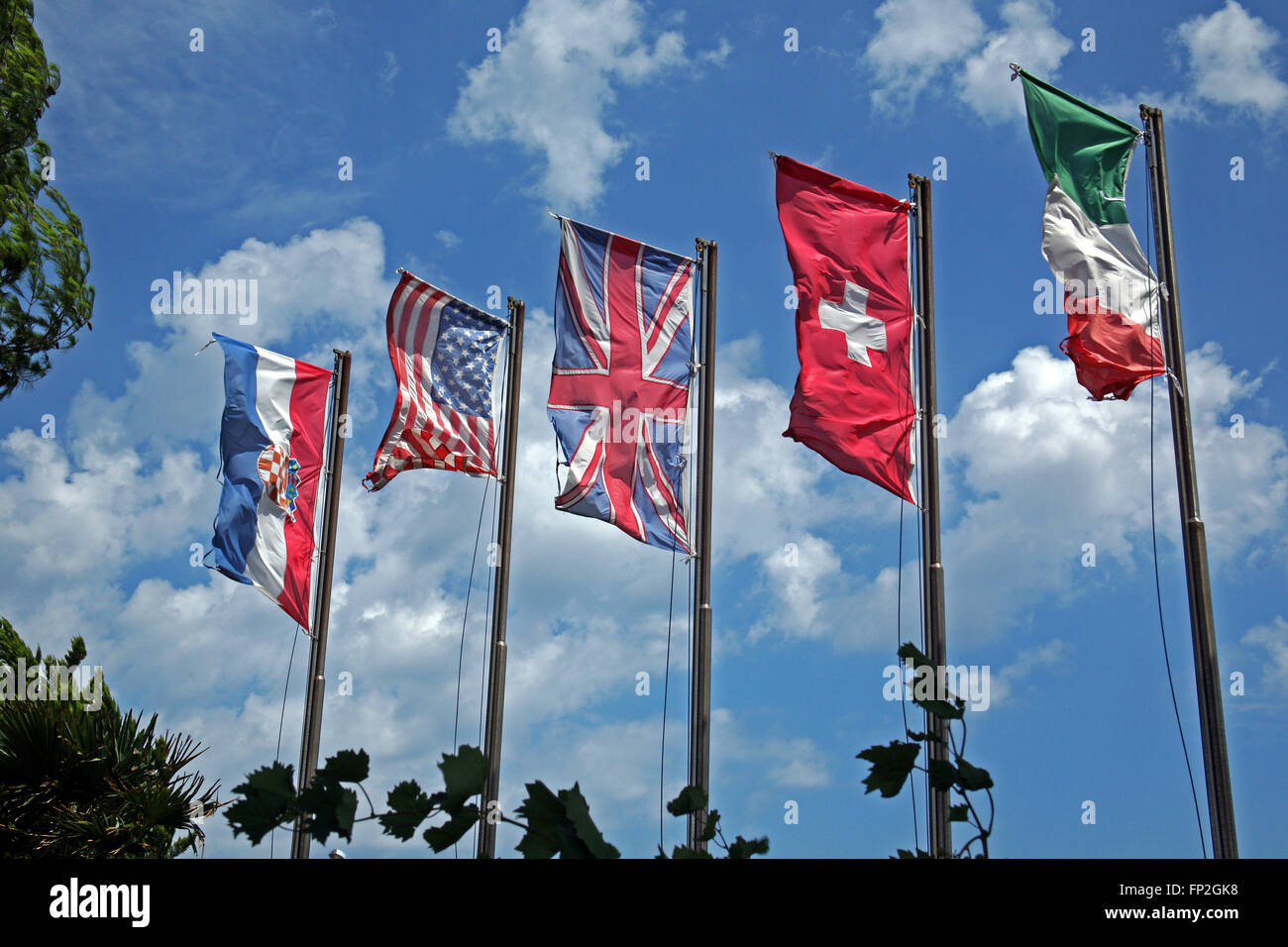 Marina Punat, Adria-Küste, internationale Fahnen, Kroatien, EU Stockfoto