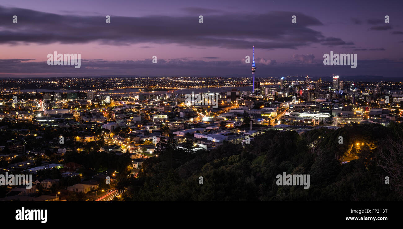 Abenddämmerung Blick auf Auckland City vom Mt. Eden Stockfoto