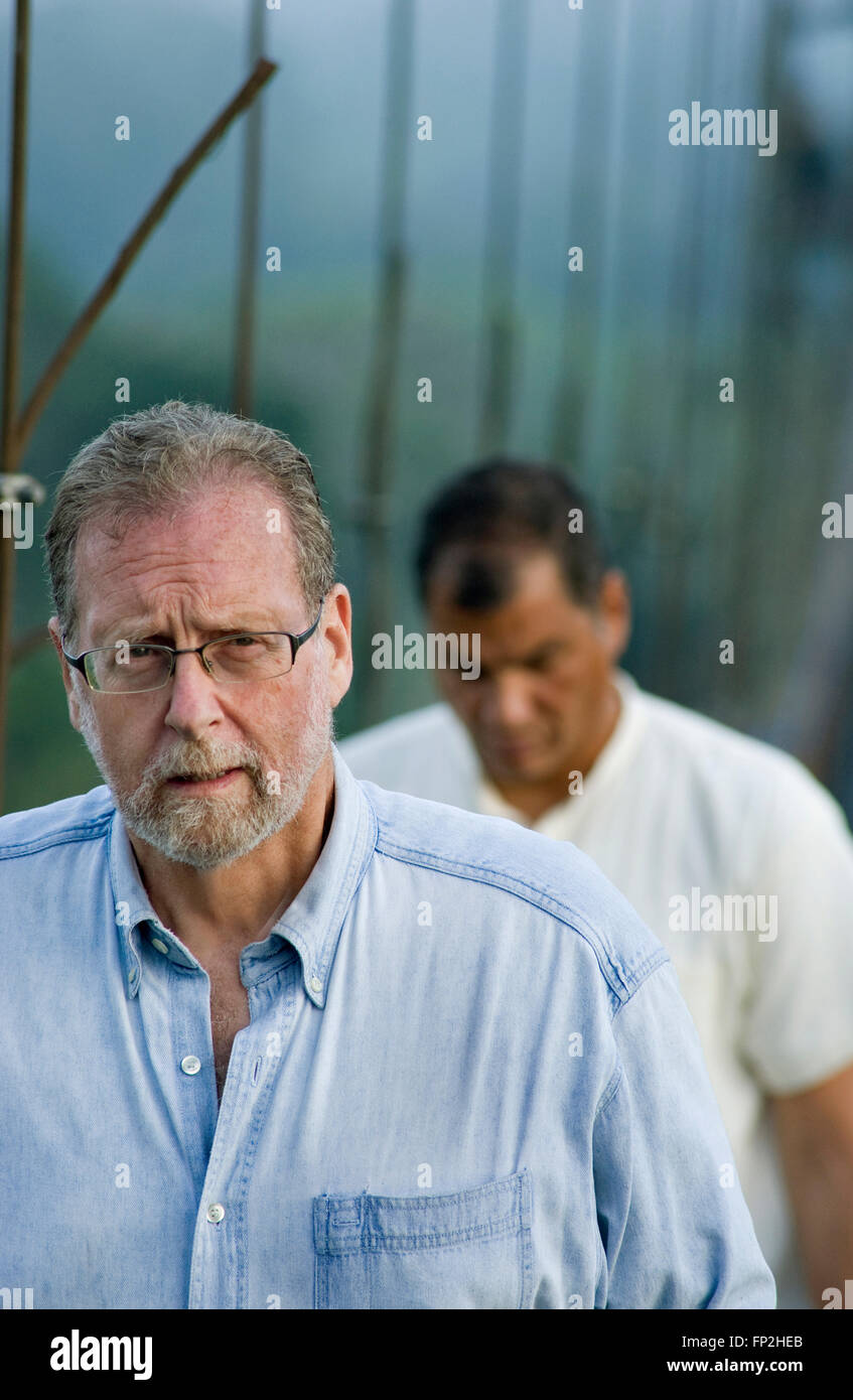 Show-host Peter Greenberg gefolgt von Präsident Rafael Correa Ecuador auf Brücke Baldachin über den Amazonas-Regenwald in Ecuador während der Dreharbeiten von Ecuador: The Royal Tour. Stockfoto