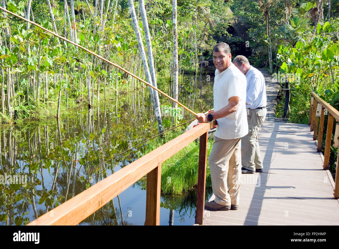 Präsident Rafael Correa Ecuador und Show hosten Peter Greenberg Angeln im Amazonas in Ecuador während der Dreharbeiten von Ecuador: The Royal Tour. Stockfoto