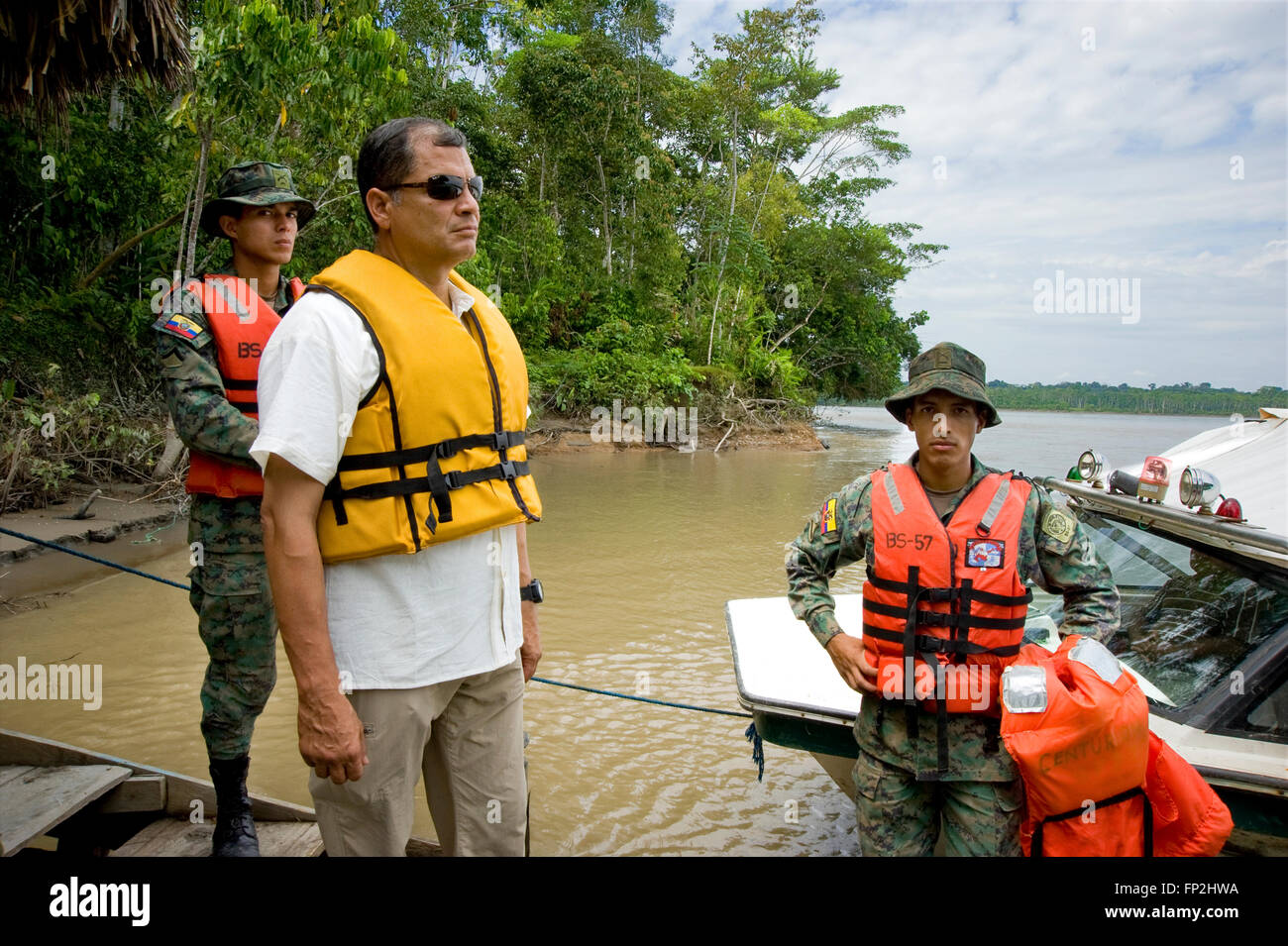 Präsident Correa Ecuador begleitet von militärischen Wachen während der Abfahrt von der Sacha Lodge auf dem Amazonas in Ecuador während der Dreharbeiten von Ecuador: The Royal Tour. Stockfoto