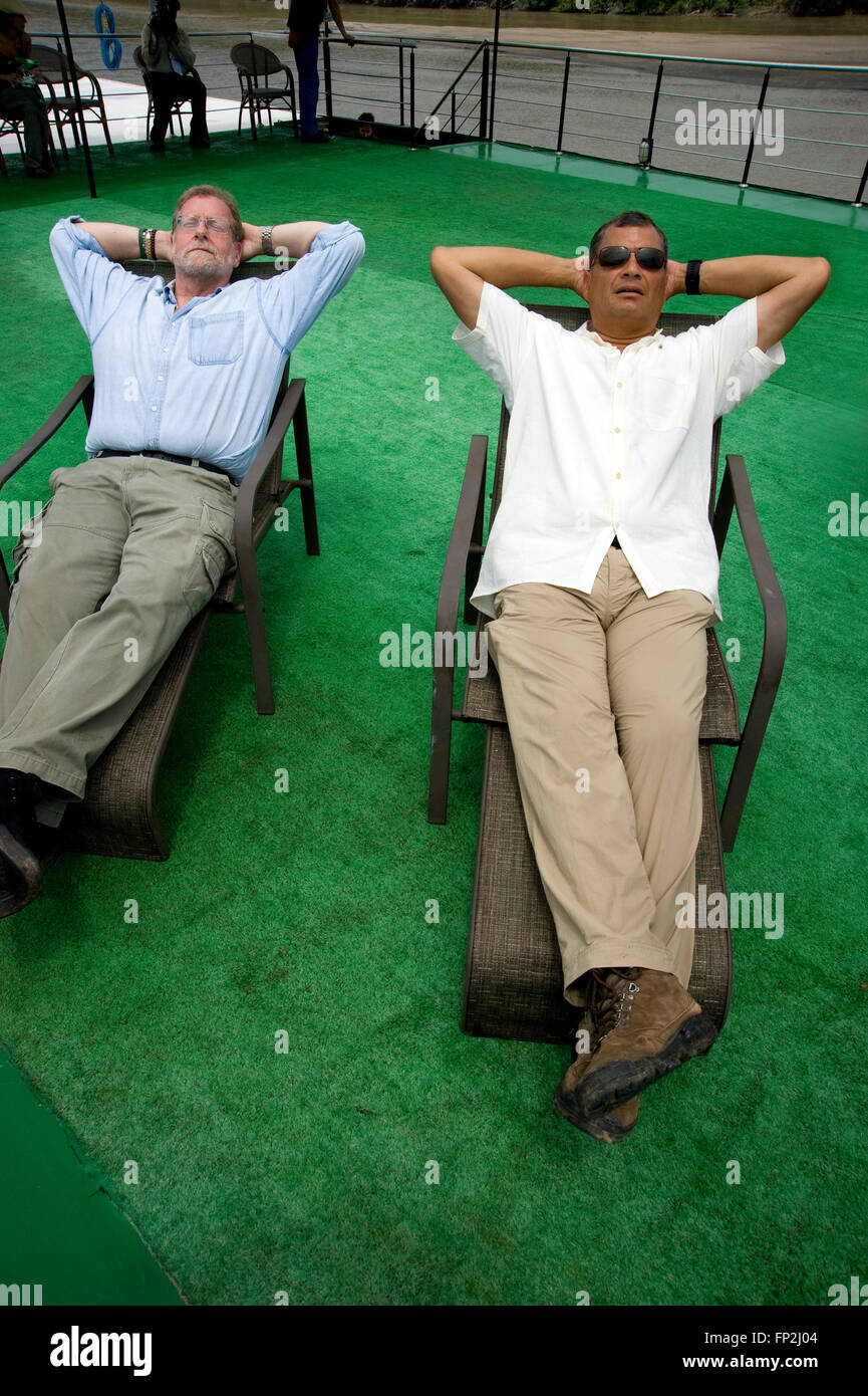 Präsident Rafael Correa Ecuador und Show hosten Peter Greenberg Rast nach Besuch in Amazon River während der Dreharbeiten von Ecuador: The Royal Tour. Stockfoto