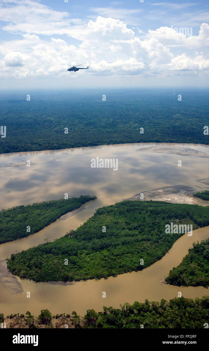 Hubschrauber fliegen über dem Amazonas in Ecuador. Stockfoto
