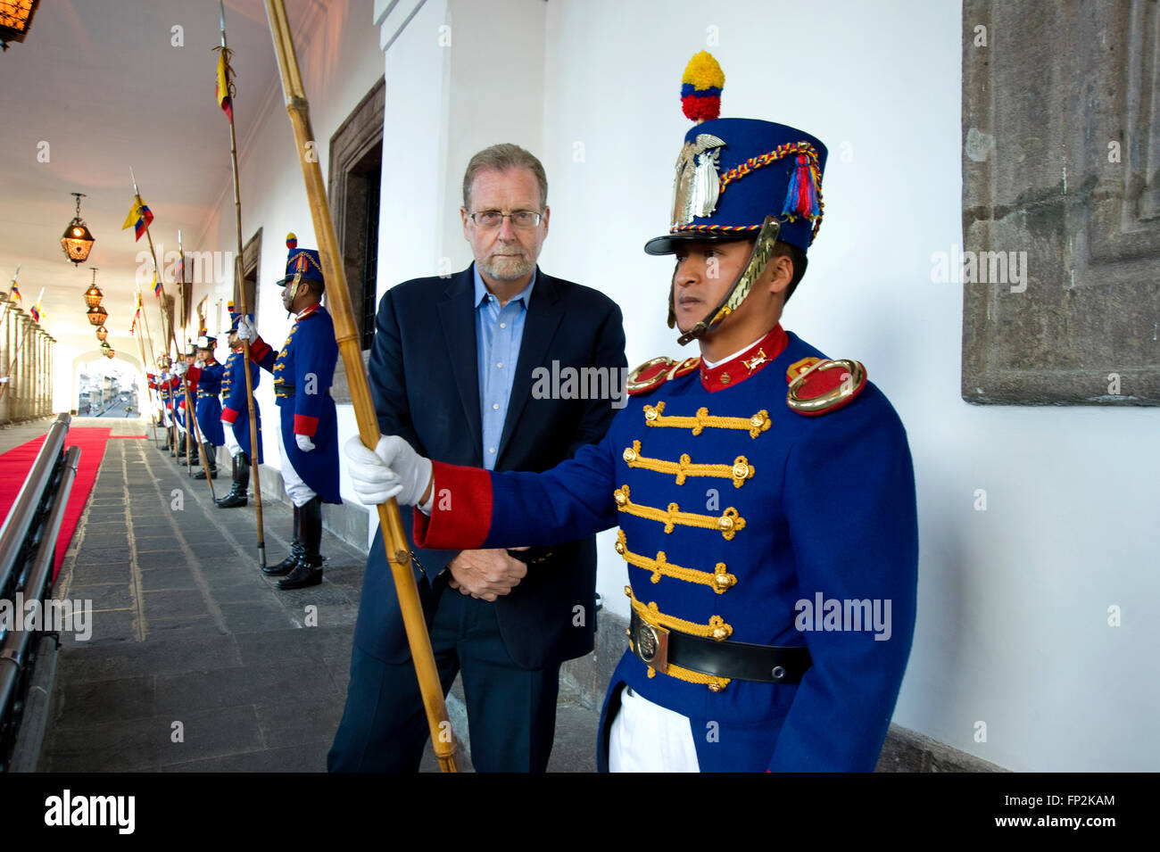 Moderator und Produzent Peter Greenberg mit Color Guard auf den Präsidentenpalast in Quito für die Verfilmung von Ecuador zu zeigen: die königliche Tour Stockfoto