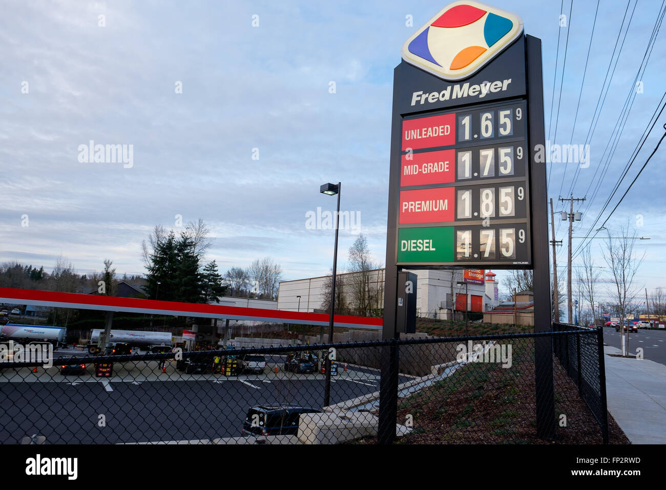 PORTLAND, OR - 27. Februar 2016: Niedrige Benzinpreise gezeigt auf einem Schild an einer Tankstelle Fred Meyer in Portland. Stockfoto
