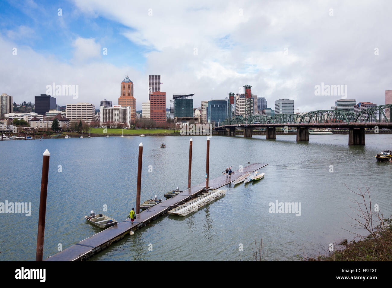 PORTLAND, OR - 27. Februar 2016: Downtown Portland Oregon gesehen an einem bewölkten Tag aus über den Willamette River. Stockfoto