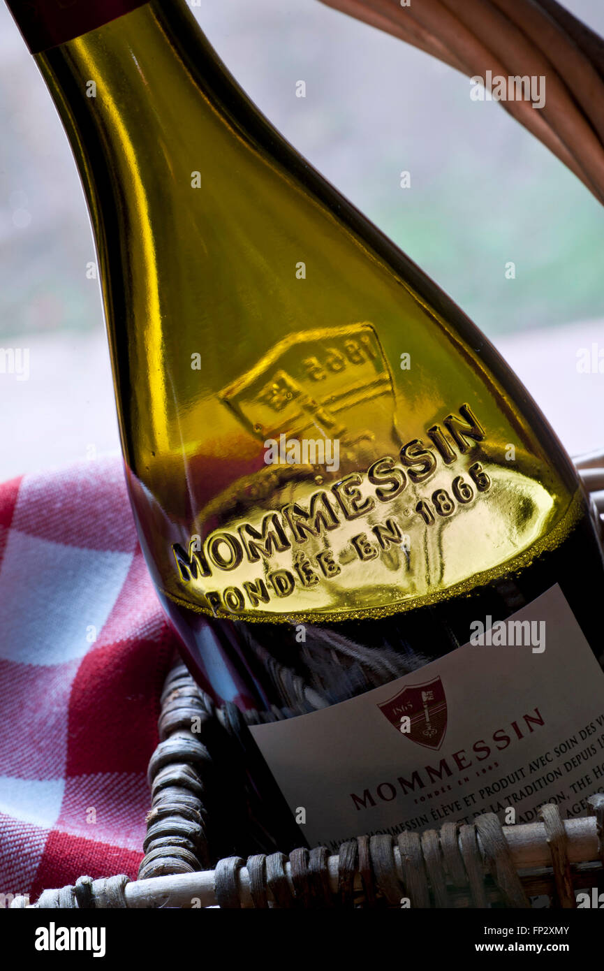 Flasche Rotwein Mommessin Beaujolais-Villages in Wein von Weidenkorb mit typischen Vintage retro Karo-französischen Serviette Stockfoto