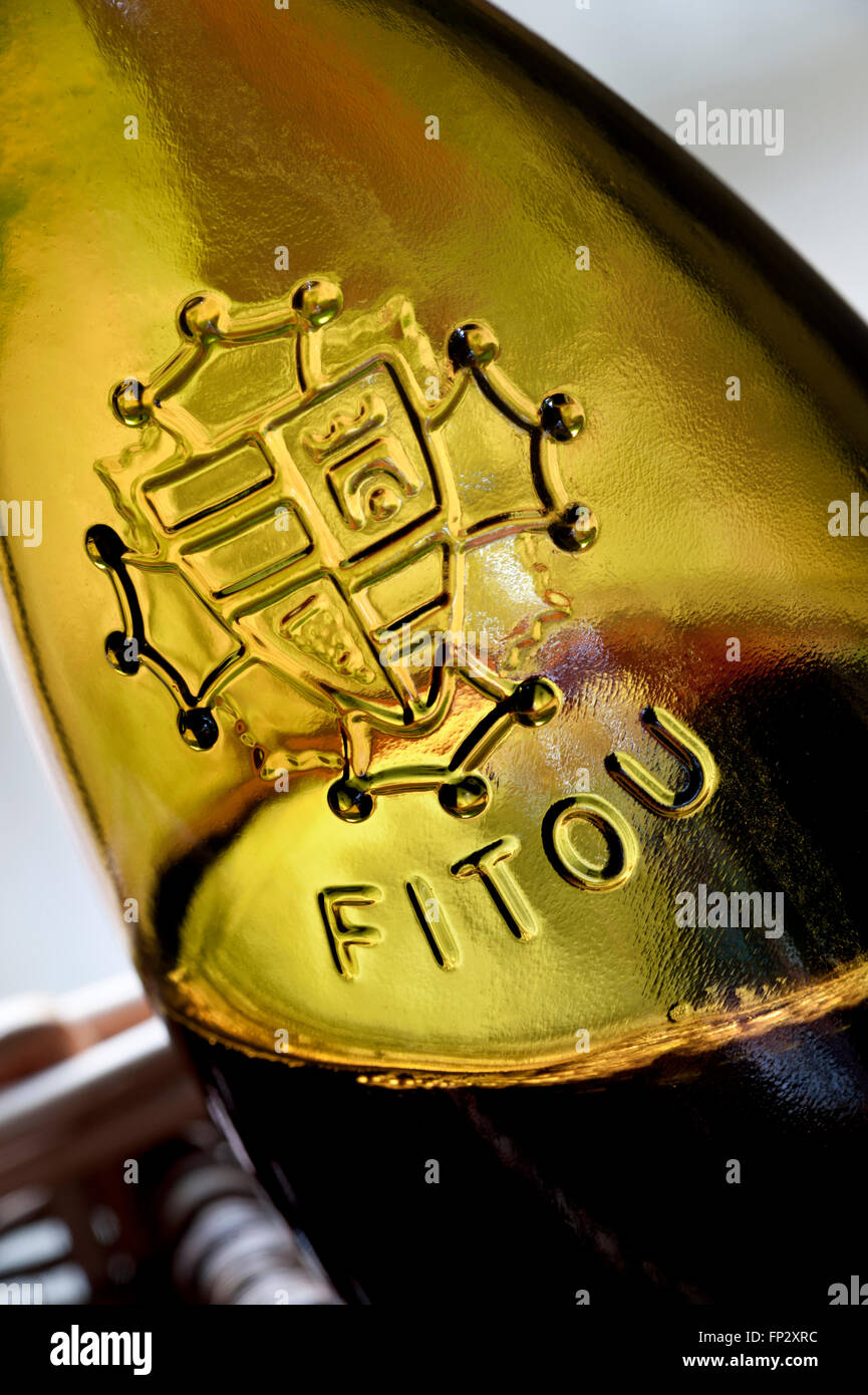 FITOU LANGUEDOC Weinflasche hautnah auf Fitou Flasche Rotwein geprägtem Etikett in rustikalen Weidenkorb Languedoc Frankreich Stockfoto