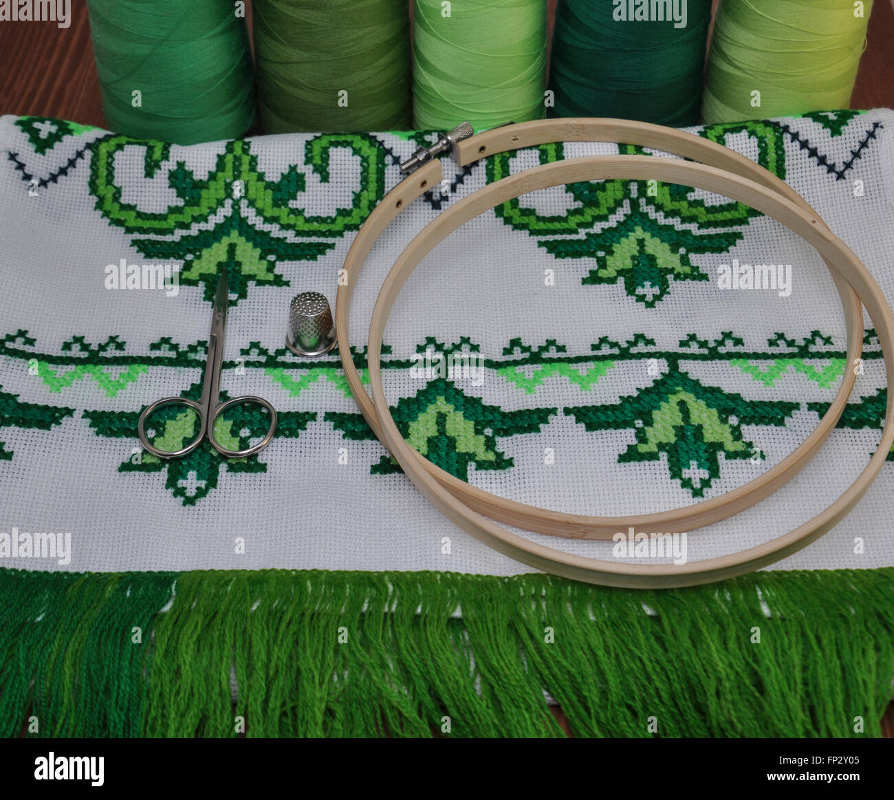 traditionelle ukrainische bestickte Handtuch leuchtend grüner Faden in Reifen Stockfoto