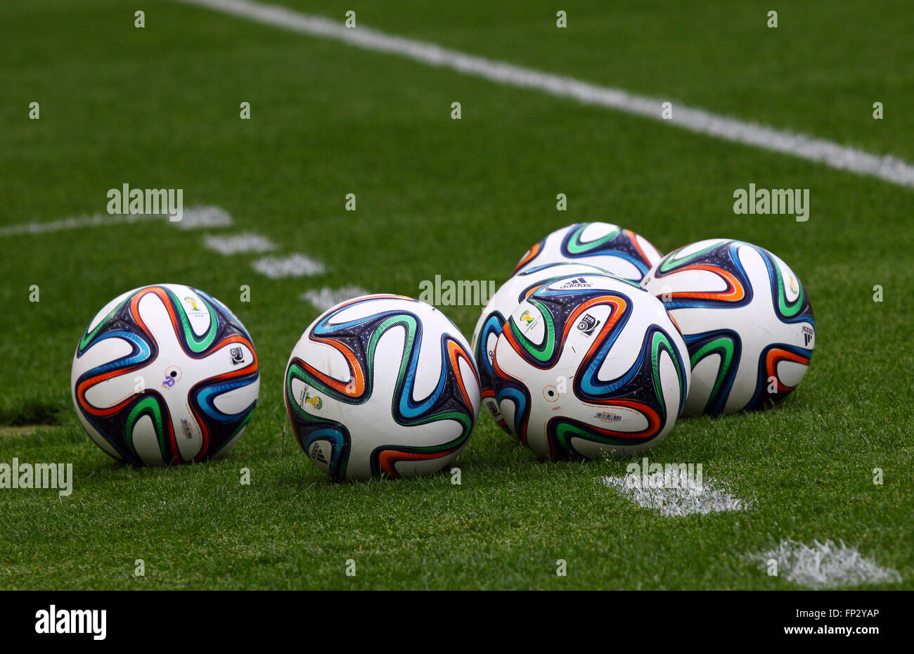 Kiew, UKRAINE - 18. Mai 2014: Offizielle FIFA WM 2014 Kugeln (Brazuca) auf dem Rasen während Ukraine Meisterschaftsspiel zwischen Stockfoto