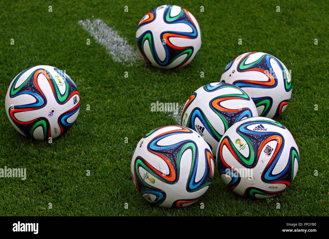 Kiew, UKRAINE - 18. Mai 2014: Offizielle FIFA WM 2014 Kugeln (Brazuca) auf dem Rasen während Ukraine Meisterschaftsspiel zwischen Stockfoto