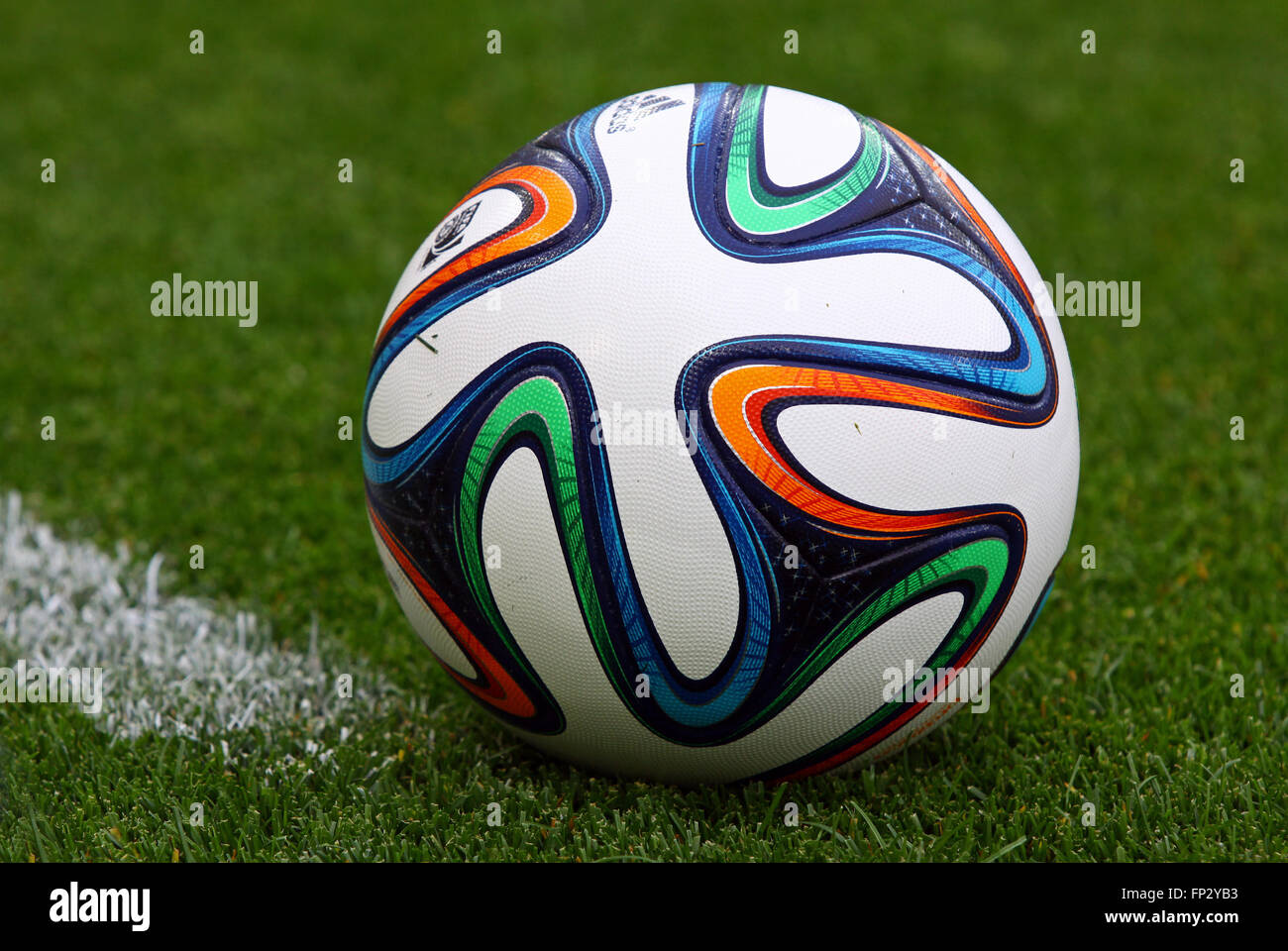 Kiew, UKRAINE - 18. Mai 2014: Nahaufnahme offizielle FIFA WM 2014 Ball (Brazuca) auf dem Rasen während Ukraine Meisterschaftsspiel Stockfoto