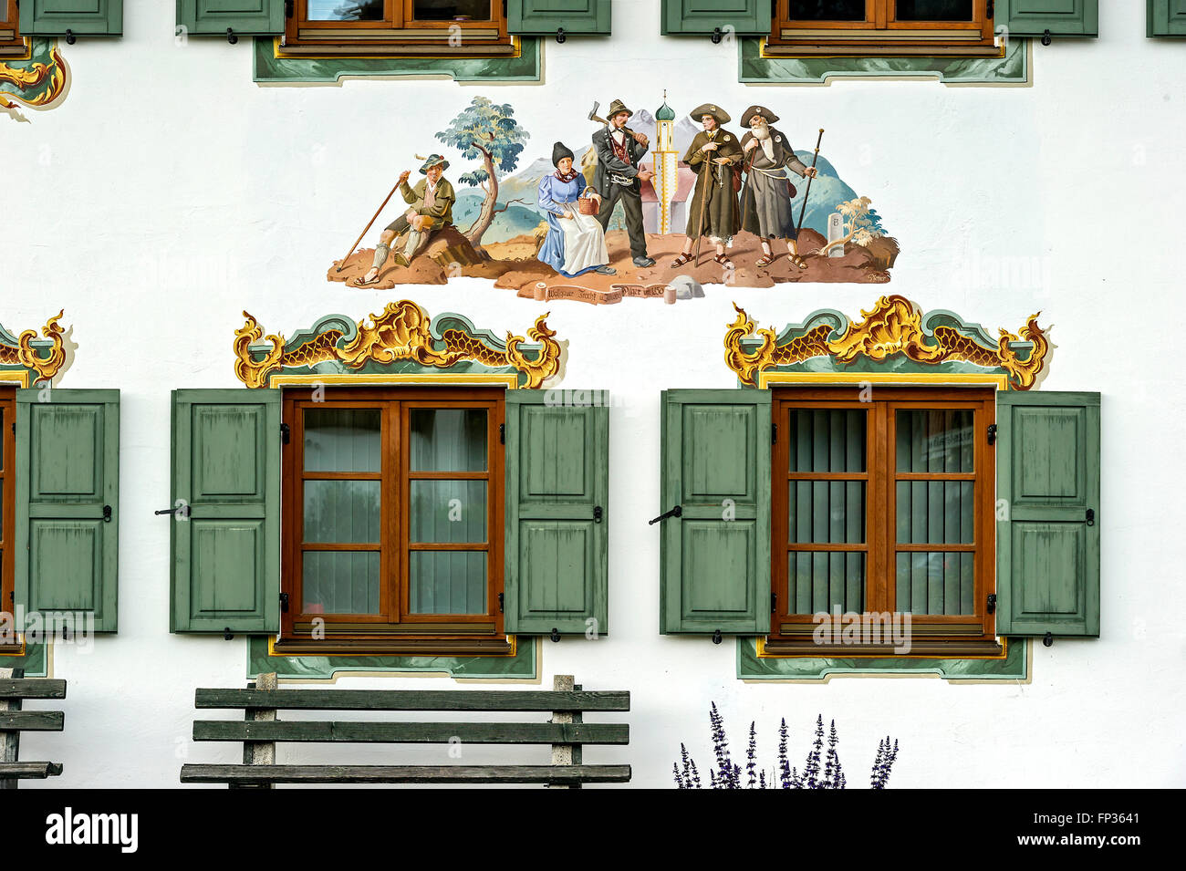 Lüftlmalerei Wandbild mit Ländliches Motiv auf das Rathaus von Wallgau, Werdenfels, obere Bayern, Bayern, Deutschland Stockfoto