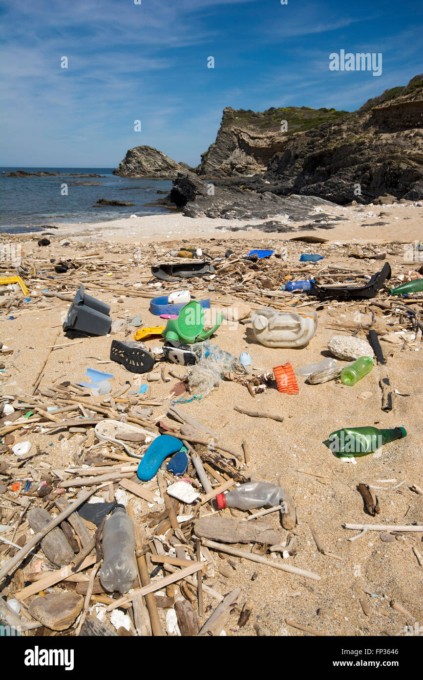 Müll am Strand, Sardinien, Italien Stockfoto