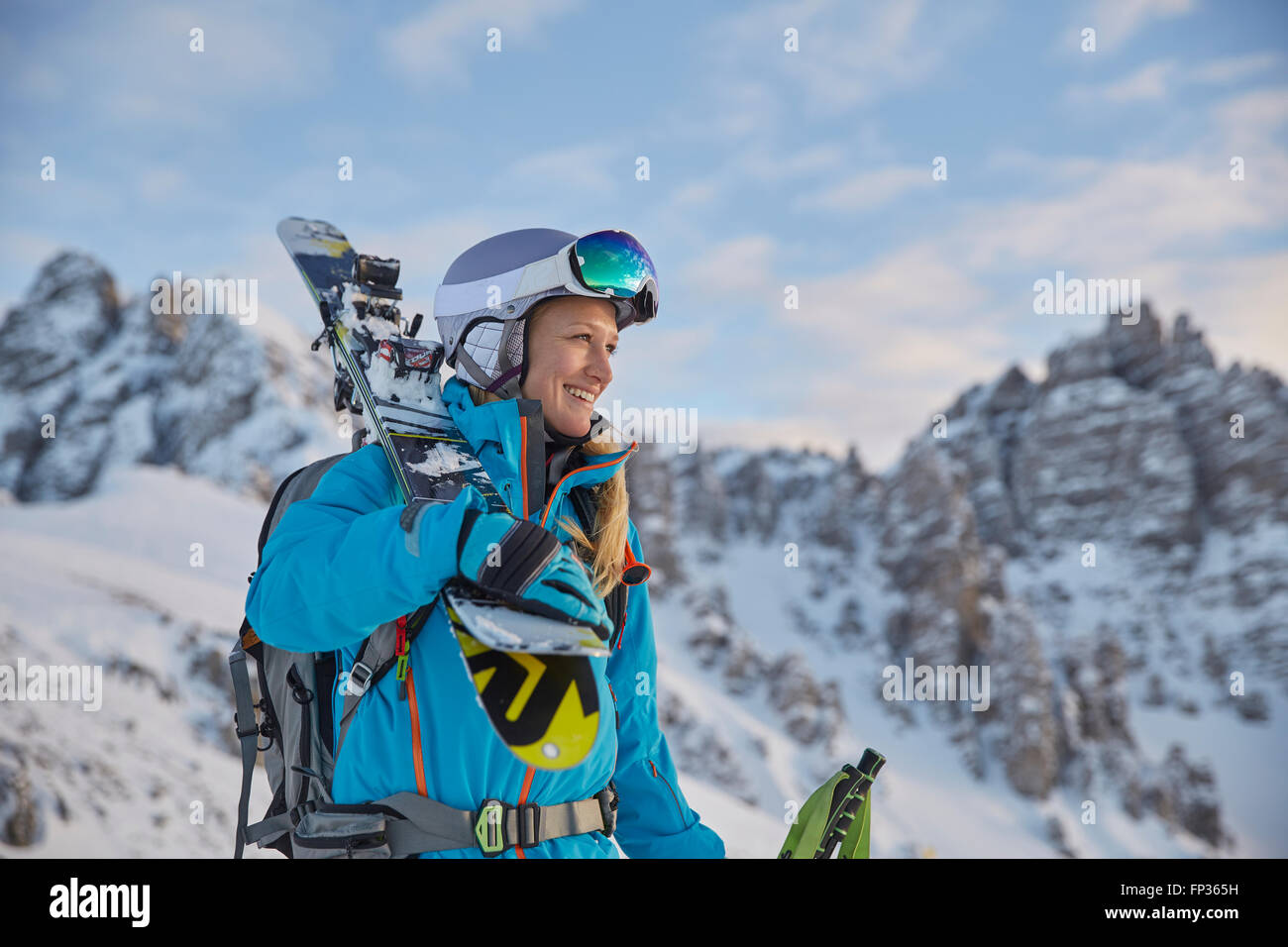 Skifahrer, Freerider mit Skibrille und Helm, Kalkkögel hinter, Axamer Lizum, Tirol, Österreich Stockfoto