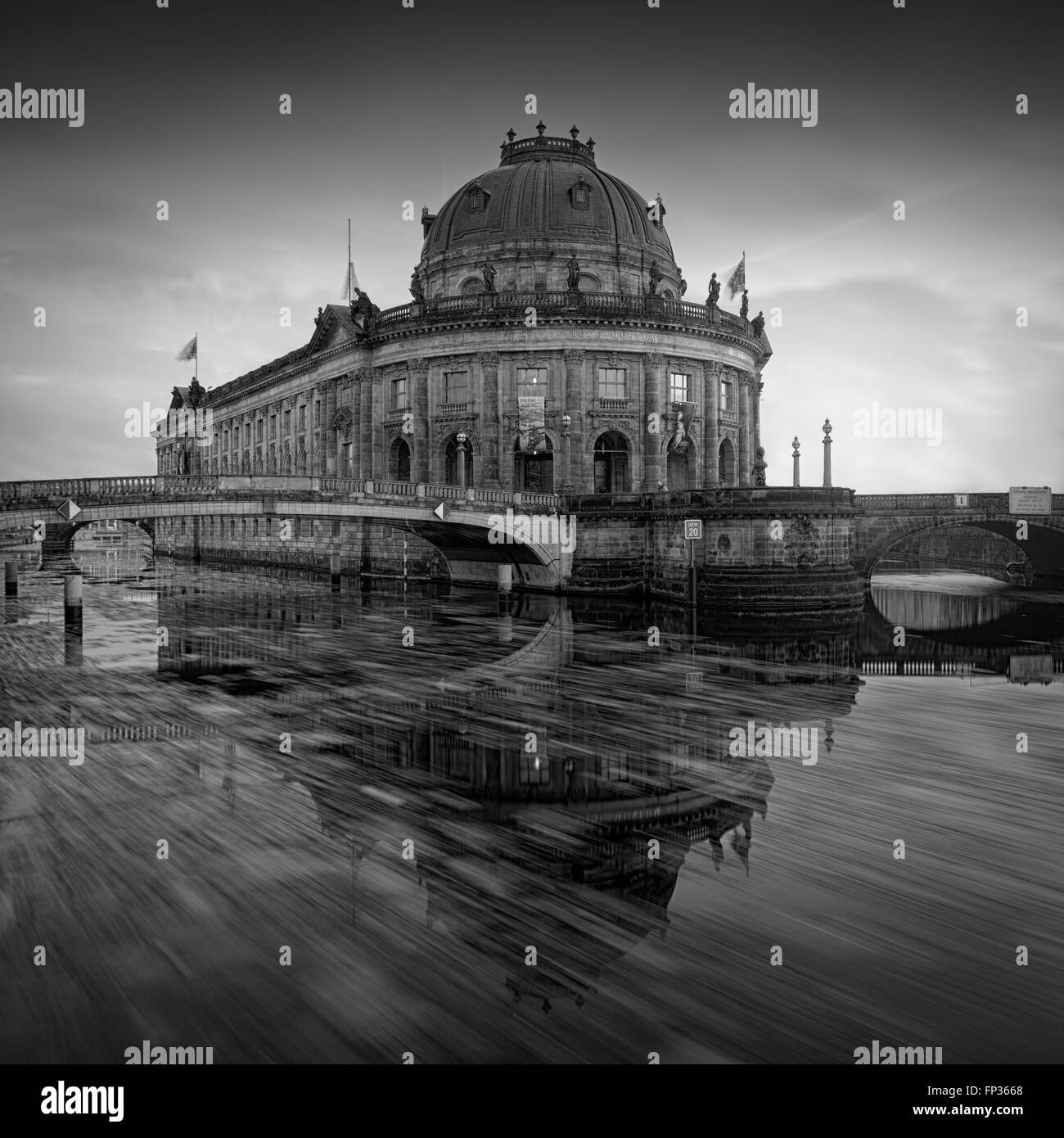 Ansicht des Bode-Museums, Eisschollen schwimmen auf der Spree vor, Berlin, Deutschland Stockfoto