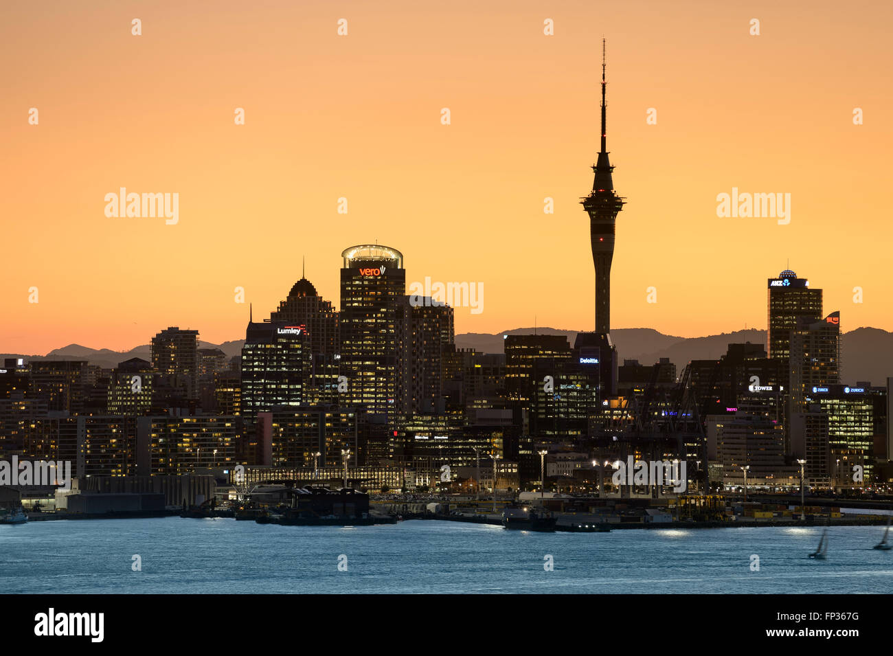 Auckland Skyline bei Dämmerung, zentralen Geschäftsviertel CBD, Auckland, Neuseeland Stockfoto