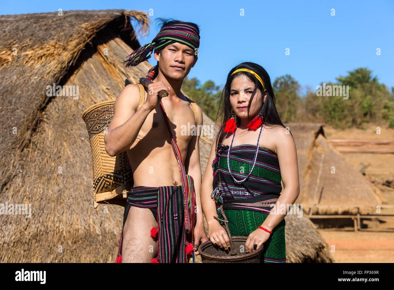 Phnong Mann und Frau im traditionellen Kostüm, ethnischen Minderheit, Pnong, Bunong, Senmonorom, Sen Monorom, Provinz Mondulkiri Stockfoto