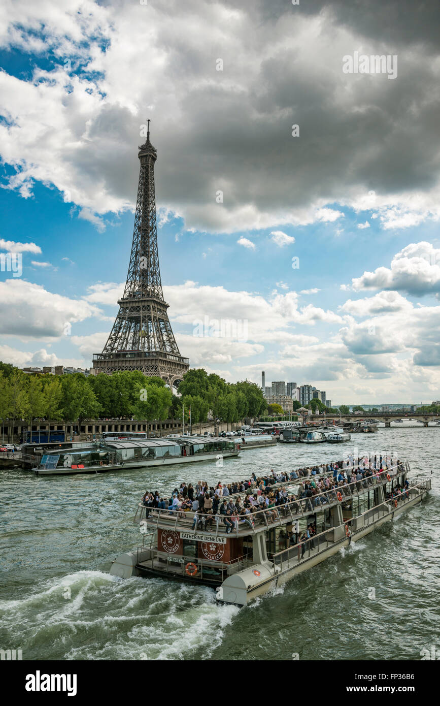 Eiffelturm mit Seine und Ausflug Boot, Eiffelturm, Champs de Mars, Paris, Ile de France, Frankreich Stockfoto