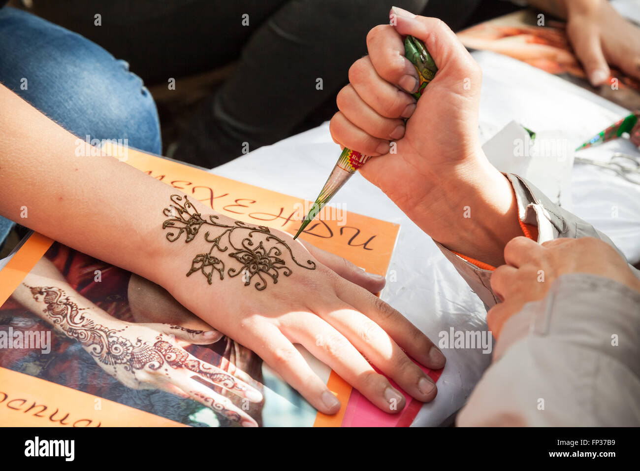 Sankt-Petersburg, Russland-19. Juli 2015: Henna-Paste oder Mehndi-Anwendung auf der weiblichen Seite. Traditionelle indische Naturfell Deko Stockfoto