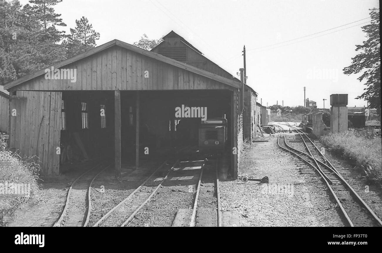 Ravenglass Station und Lok-Schuppen in den 1930er Jahren mit Normalspur Stellwerks Furness Railway in der Ferne Stockfoto