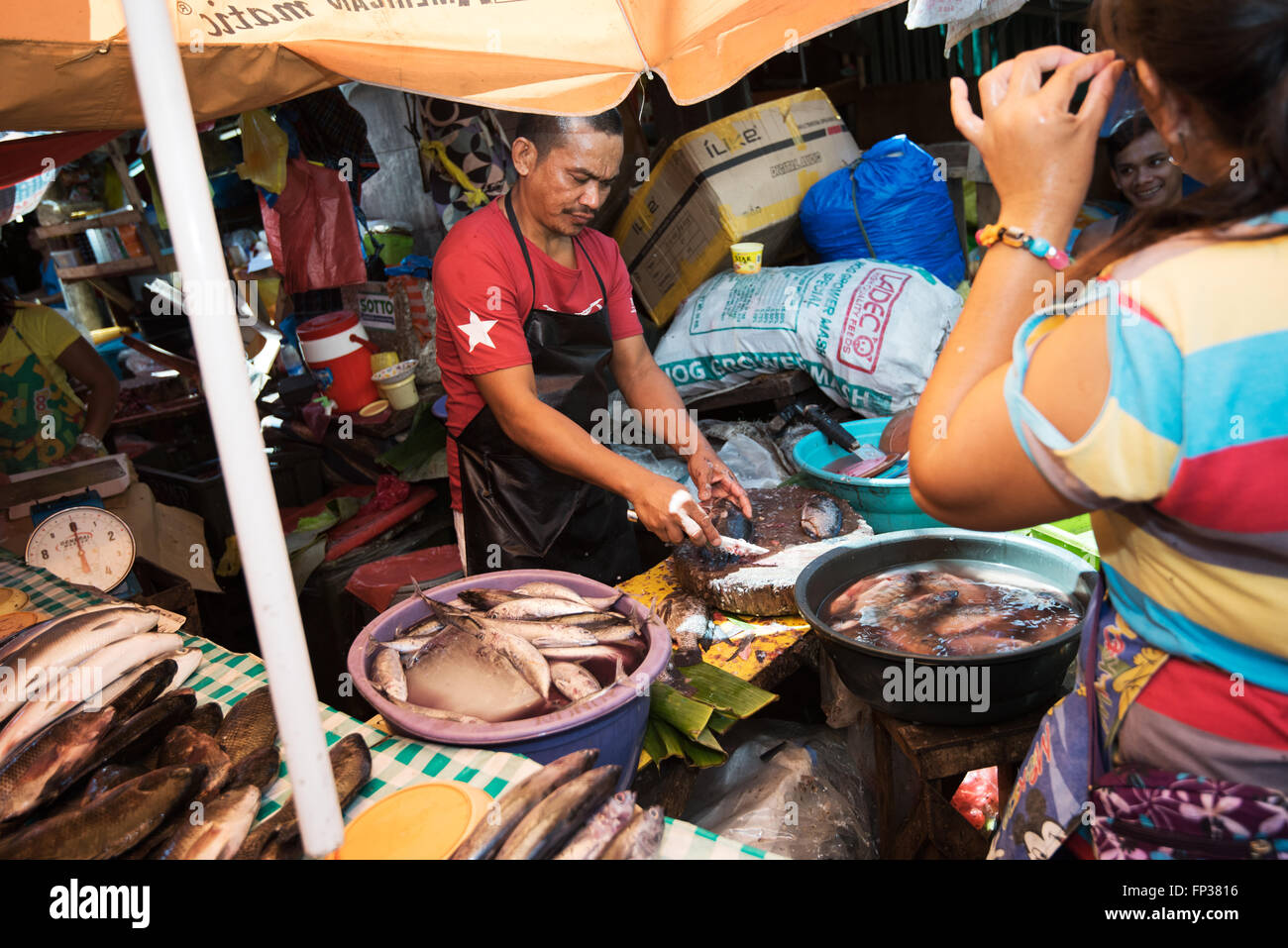 Manila; Philippinen - 13 März; 2016: Fischverkäufer am Quinta Wet Market in Quiapo, Manila Stockfoto