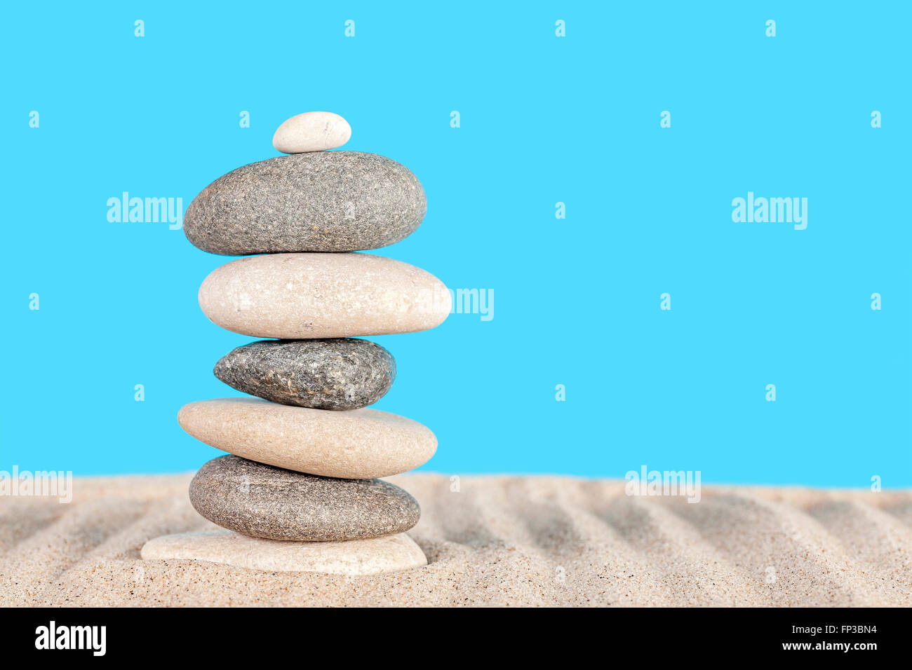 Stein-Pyramide auf Sand, Harmonie und Balance Konzept. Stockfoto
