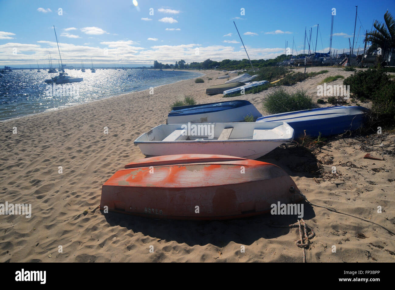 Dinghys am Strand im Cruising Yacht Club, Punkt Peron, Rockingham, in der Nähe von Perth, Western Australia Stockfoto