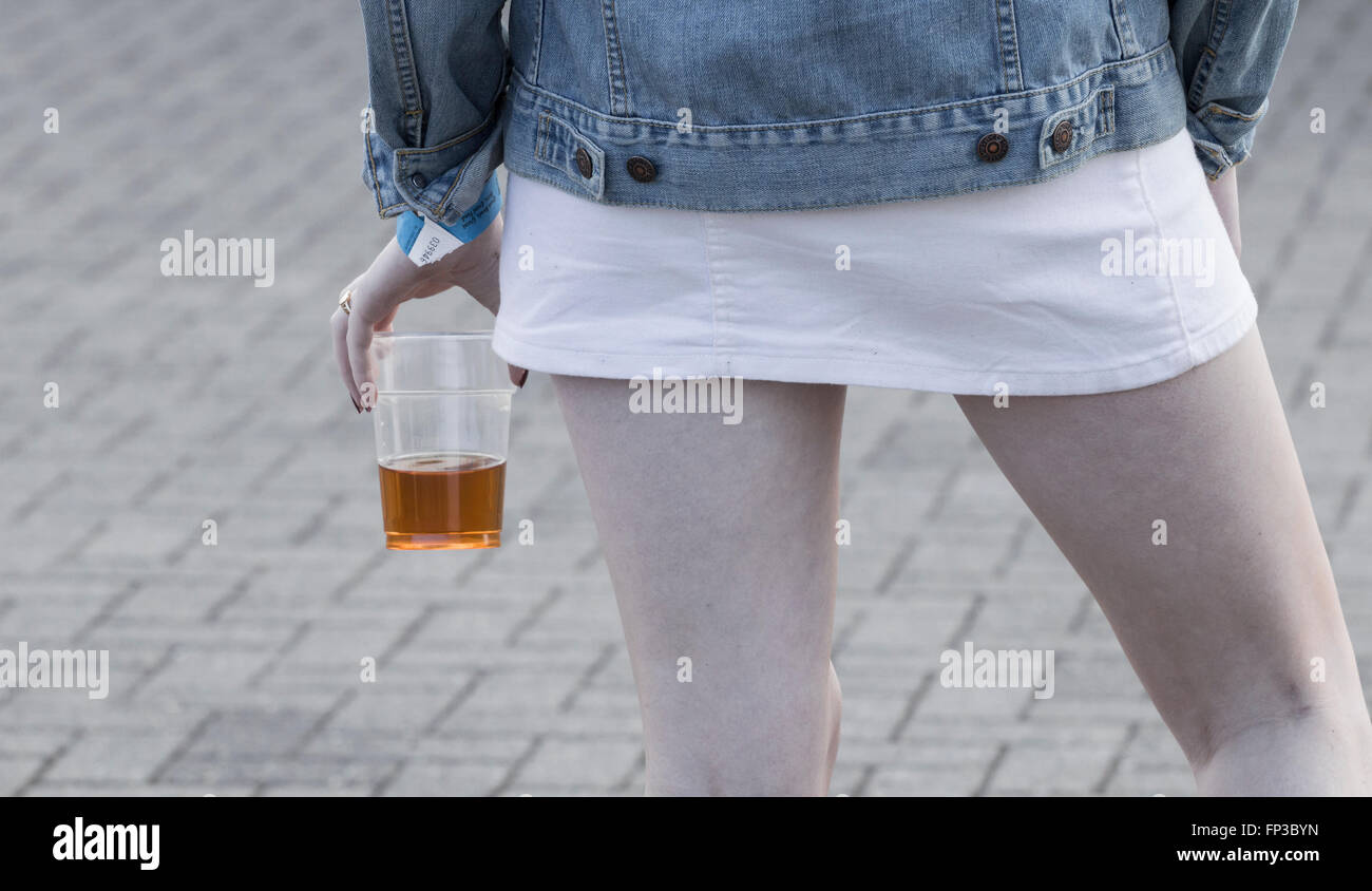 Junge Frau trinkt Bier an Festivals. UK. Stockfoto