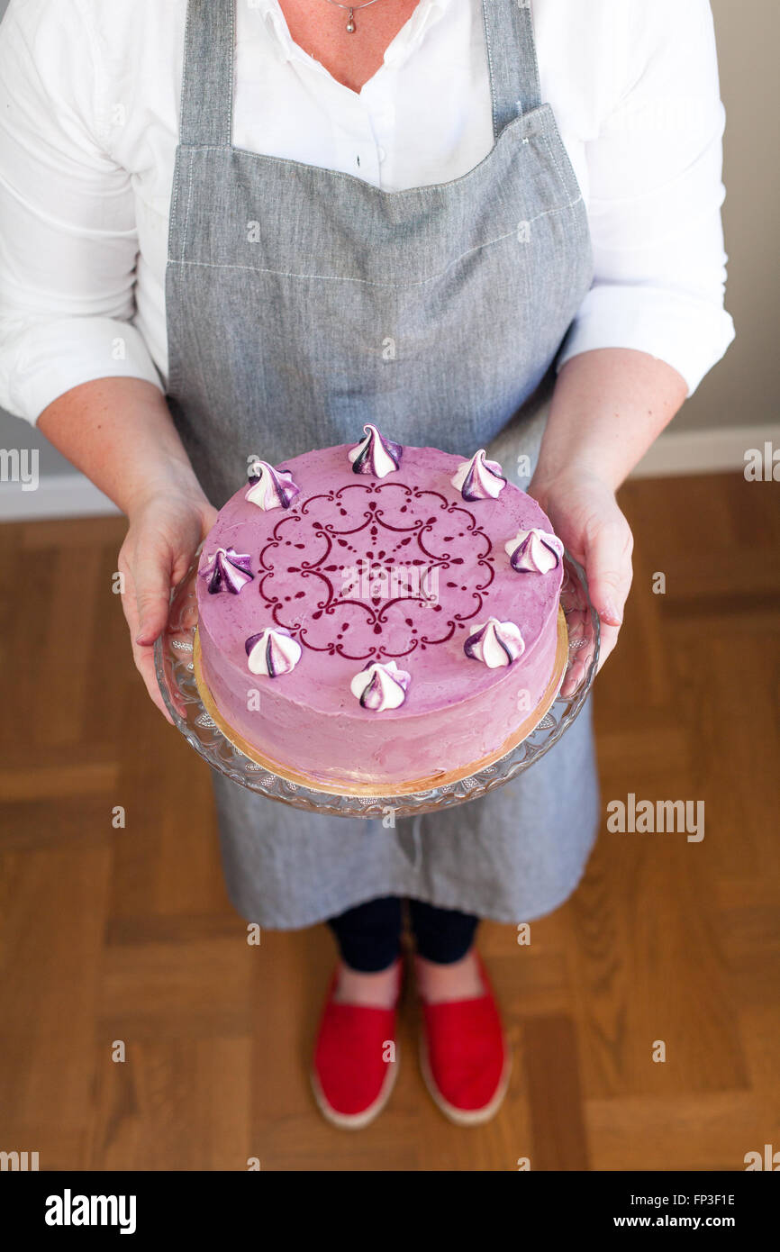Frau zeigt ihre Kuchen Stockfoto