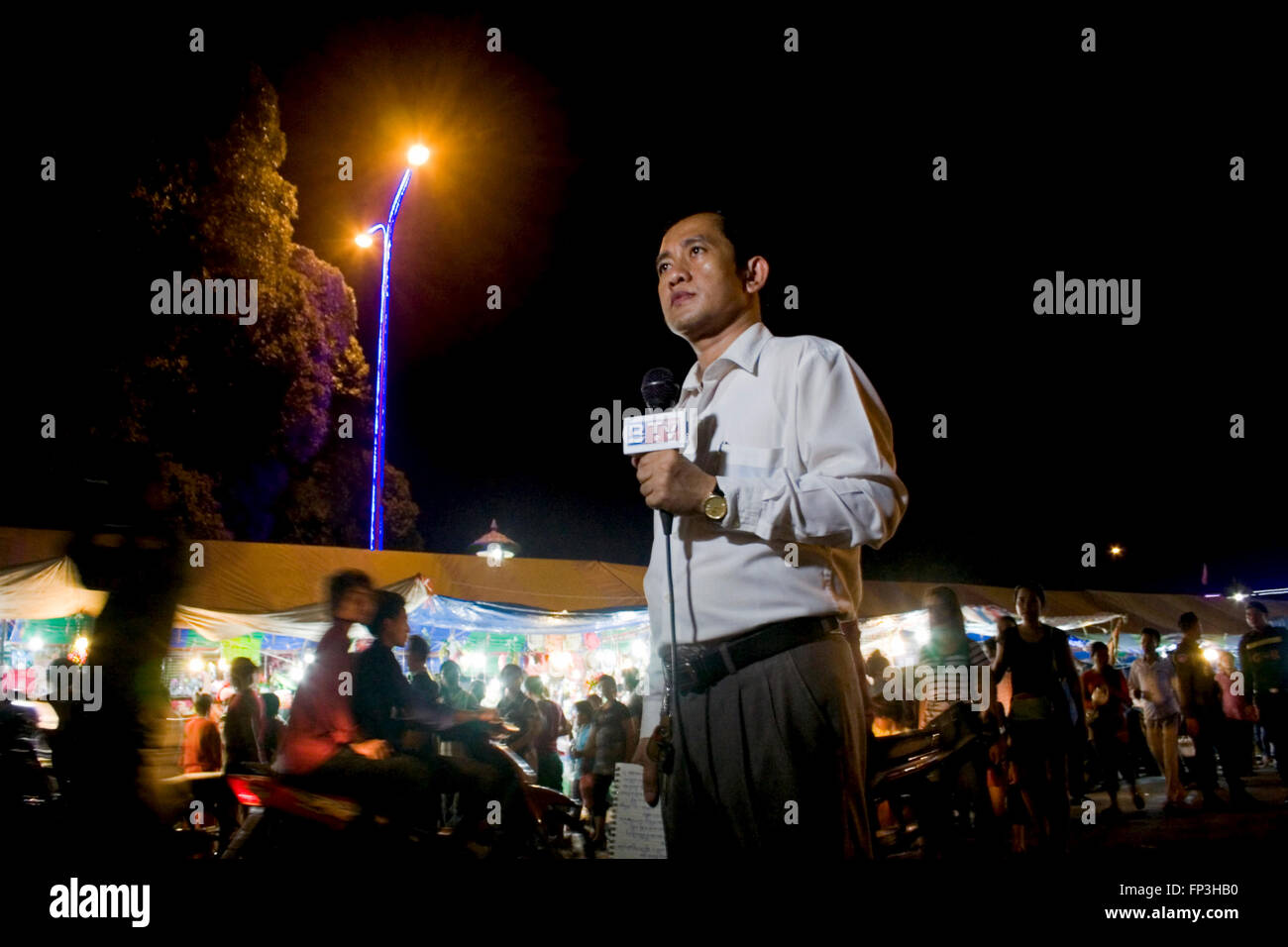 Ein TV-Reporter arbeiten für Kambodscha Sender BTV Berichte live aus einem Strassenfest in Kampong Cham, Kambodscha. Stockfoto