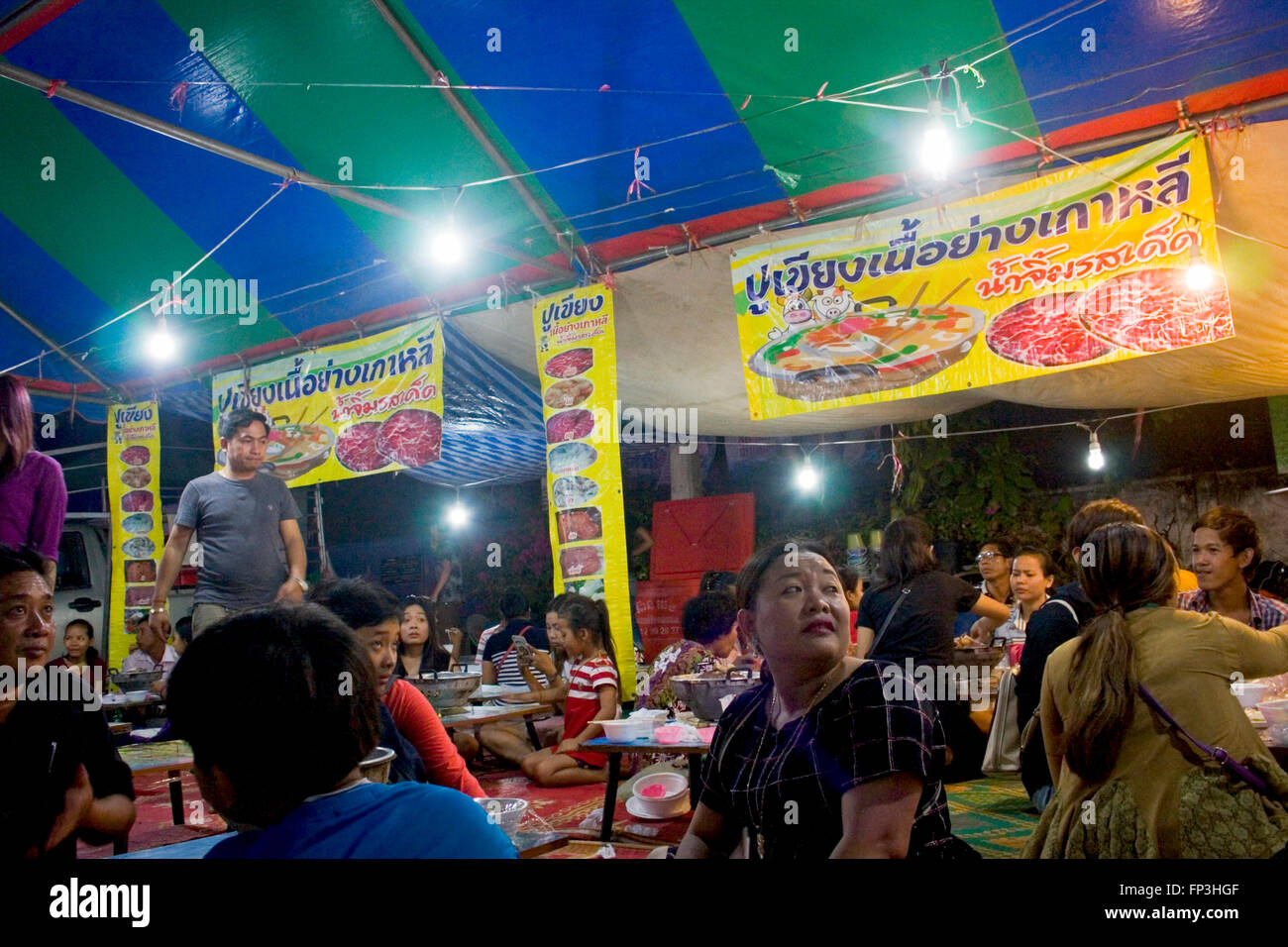 Kambodschaner sind zusammengekommen, um in Kampong Cham, Kambodscha Essen aus Thailand auf einer Straße Messe. Stockfoto