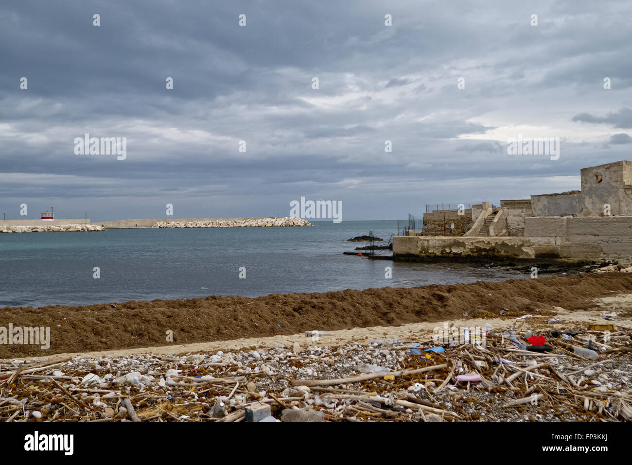 Ablagerungen am Ufer nach dem Sturm. Stockfoto