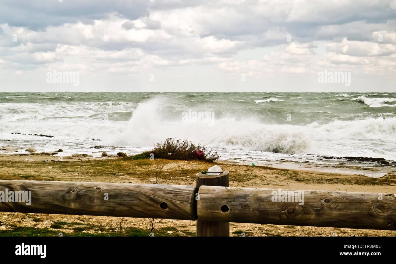 Marine an der adriatischen Küste, mit einer spanischen alten Turm. Stockfoto