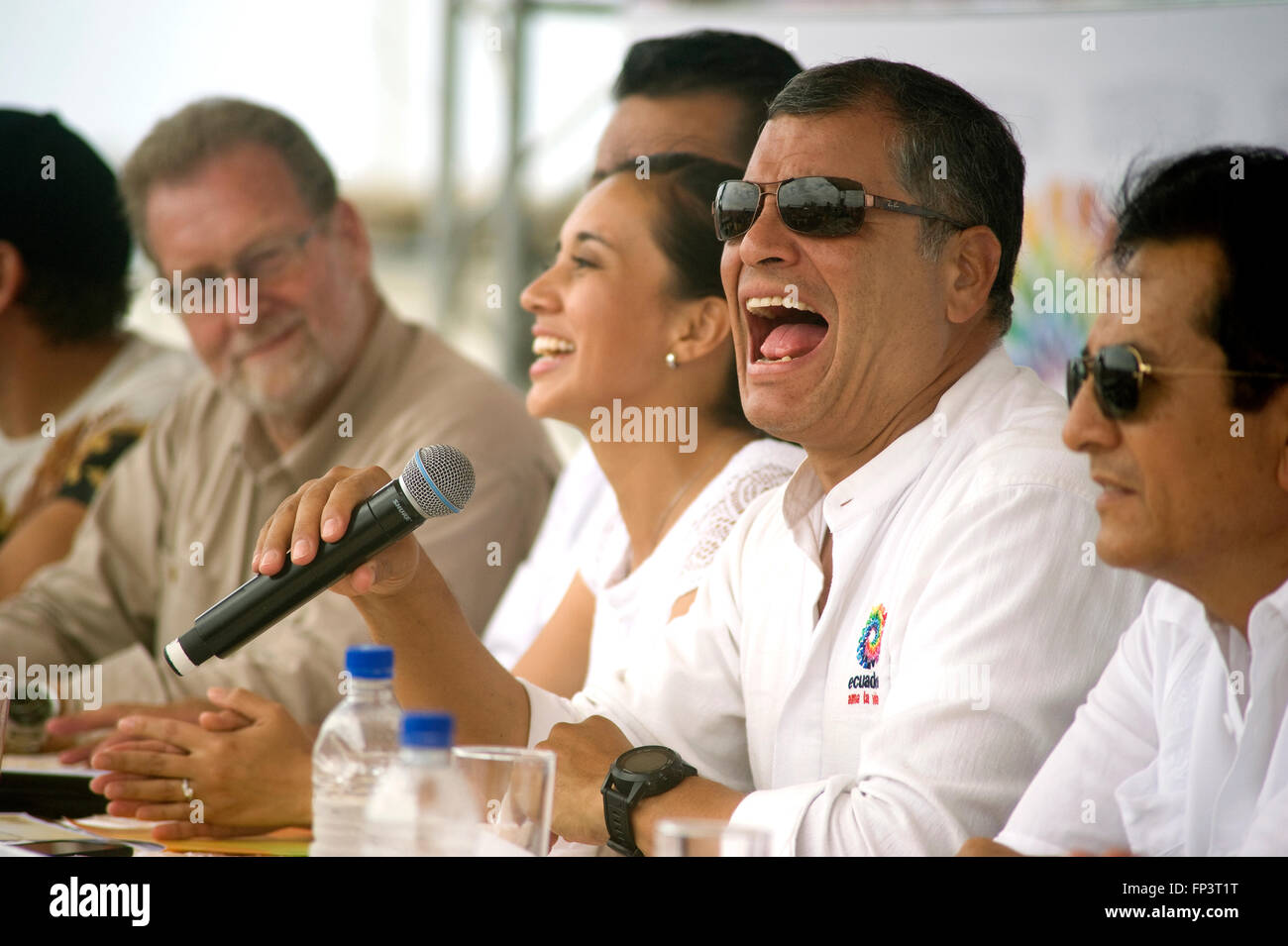 Präsident Rafael Correa Ecuador singt zusammen mit der Unterhaltung bei einem Outdoor-Beach-Festival an der Küste in der Nähe von Manta während der Dreharbeiten von Ecuador: The Royal Tour. Stockfoto