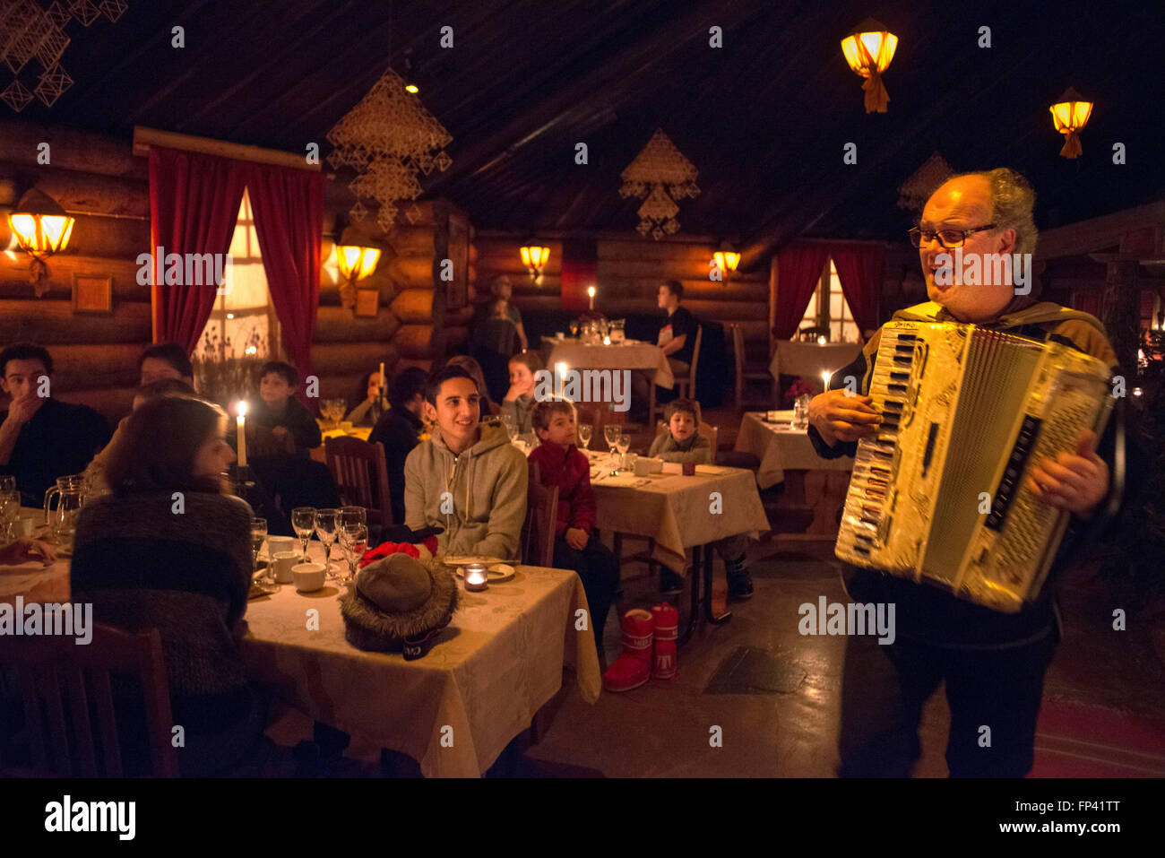 Santamus Restaurant, Rovaniemi, Finnland. Santa Claus Village. Die einzigartige Atmosphäre des Santamus am Polarkreis bietet seinen Stockfoto