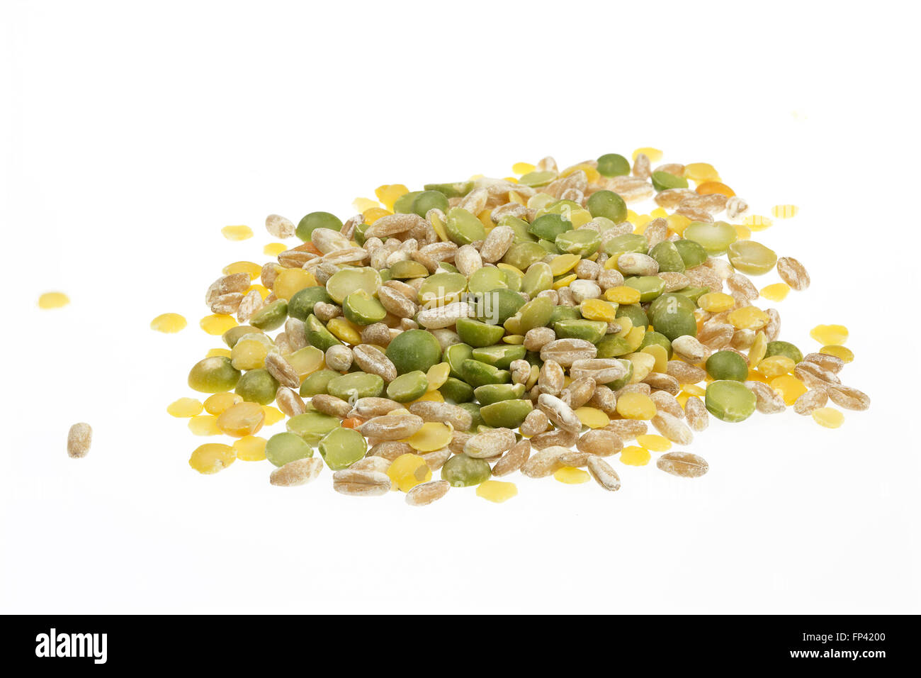 Gemischte Körner von Getreide und Hülsenfrüchten auf weißem Hintergrund Stockfoto